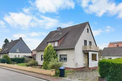 Freistehendes EinZweifamilienhaus mit Garage und großem Grundstück - Uetze Dedenhausen