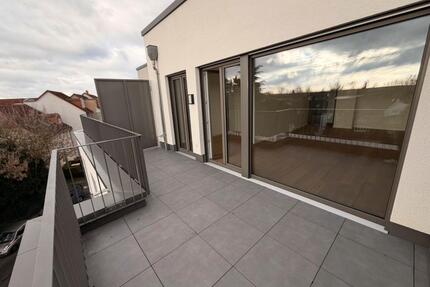 3 Zimmer Penthouse Wohnung - 1.690,00&nbsp;EUR Kaltmiete, ca.&nbsp; 82,00&nbsp;m&sup2; in Maintal (PLZ: 63477)