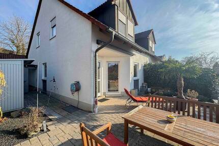 Attraktive Doppelhaushälfte mit Westterrasse, Kachelofen & Garage in ruhiger Lage - Adelsdorf Aisch