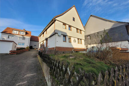 Großes Zweifamilienhaus mit Anbau, Garagen und Renovierungsbedarf - Krebeck