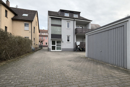 3 FH in Nürtingen, 1 Wohnung frei, 2 Garagen und 1 Außenstellplatz