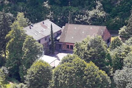 Gebäude mit industriellem Scharm und parkähnlichem Grundstück - Herrstein