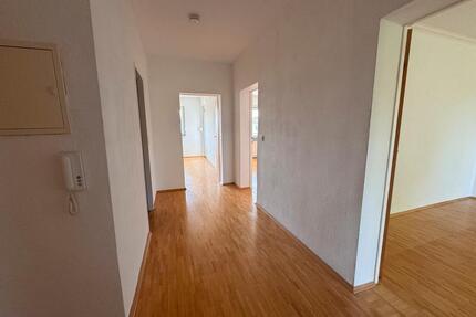 3 Zimmer Wohnung mit Balkon, Keller und Stellplatz - Rüsselsheim am Main
