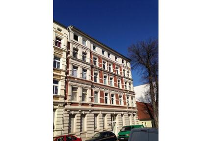 Gemütliche 4-Raum Wohnung mit nagelneuem Vinylfußboden und Einbauküche. - Magdeburg Leipziger Straße