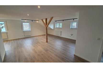 3-Zimmer-Wohnung – komplett neu renoviert mit großem Garten. - Hirschau