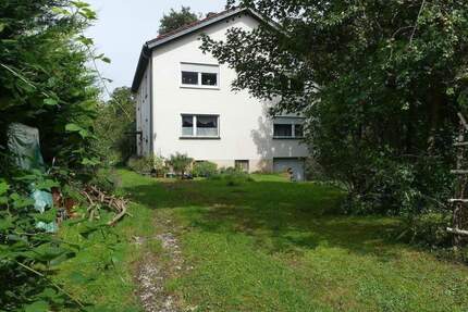 Zweifamilienhaus mit Potenzial: Renovierungsobjekt auf Großem Grundstück in Forchheim Reuth