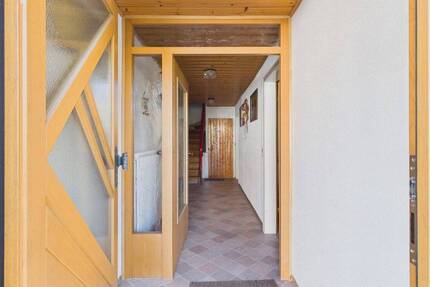 Charmantes Generationenhaus in Blumberg: Großzügiger Wohnraum mit Ausbaupotential