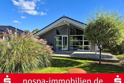Bungalow im dänischen Stil mit offenem Wohnbereich und Carport mit Abstellraum. - Schafflund