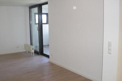 Provisionsfrei: Komplett renovierte 2,5-Zimmer-Wohnung mit Balkon - Ludwigsburg Hoheneck