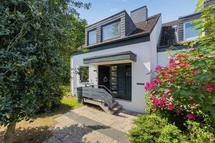 Parkähnliches Grundstück in Alt-Rahlstedt - großzügige Doppelhaushälfte mit Kamin, Loggia und Garage - Hamburg