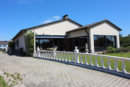 Möbliertes Wohnhaus mit 3 Garagen in Hengersberg zu vermieten