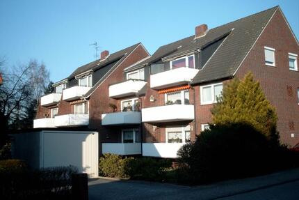 Willkommen in Ihrem neuen Zuhause! Diese gemütliche 2-Zimmer-Dachgeschosswohnung liegt in einem soliden Mehrfamilienhaus aus dem Jahr 1977 und bietet mit ca. 52,54 m² Wohnfläche genau den... - Varel