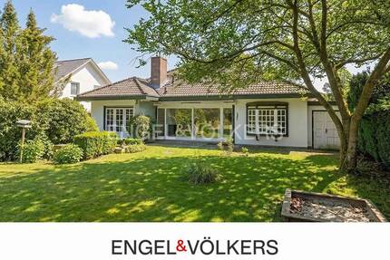 Geschmackvoller Walmdach-Bungalow mit 250 m² Wohn- und Nutzfläche in schöner Südwestlage - Großhansdorf