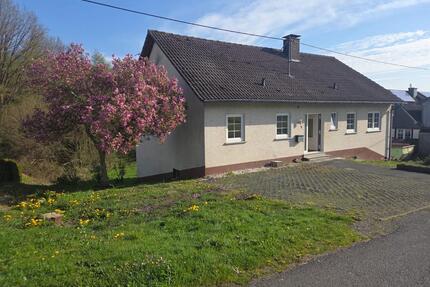 Einfamilienhaus mit ELW – Teilmodernisiert (FensterTüren 2023) - Pracht