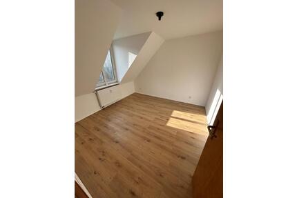 **Lichtdurchflutete 2-Zimmer-Wohnung im gepflegten Mehrfamilienhaus** - Wuppertal Arrenberg