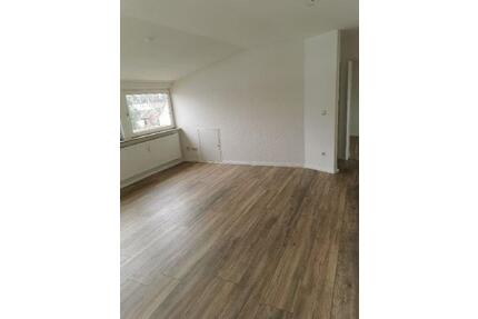 Hell und gemütlich - DG-Wohnung mit Vollbad, EBK und hellen Räumen, nahe Zentrum, gut geeignet auch für junge Familien - Neumünster