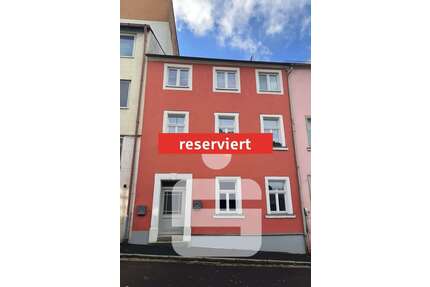 Haus zum Kaufen in Wunsiedel 195.000,00 € 196 m²