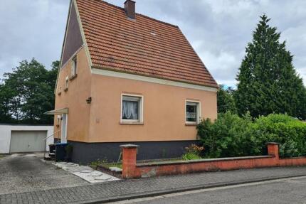 Gepflegtes freistehendes Einfamilienhaus mit großem Grundstück und 3 Garagen - Bexbach