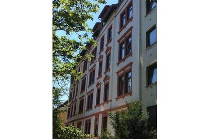 Saniertes und aufgeteiltes Mehrfamilienhaus mit 9 Wohneinheiten, 2 Doppel- und 3 Einzelgaragen und 4 PKW-Stellplätzen - Hanau