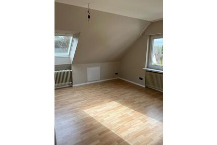 Großzügige Dachgeschosswohnung mit viel Licht – Einbauküche inklusive, ruhige Lage - Bielefeld Senne