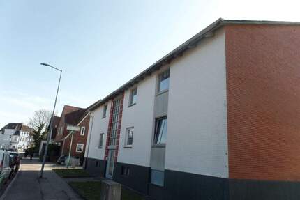 Mehrfamilienwohnhaus mit 4 Wohnungen, 6 Garagen - Heide