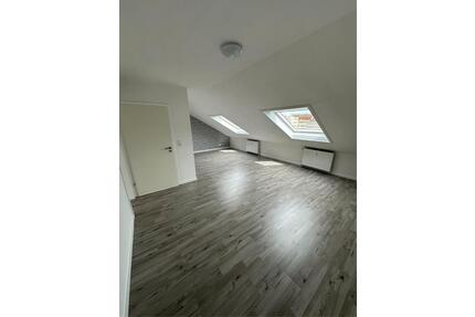 Helle 2-Zimmer DG Wohnung in Rastatt nähe Daimlerwerk +Stellplatz