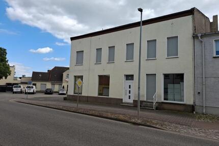 Zweifamilienhaus mit Geschäftsräumen - Calbe (Saale)