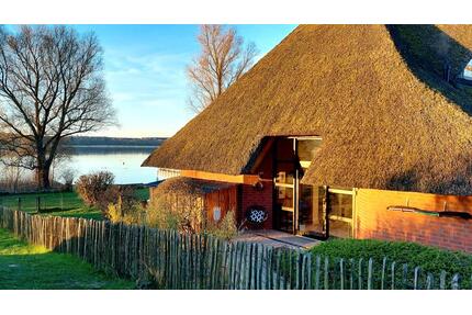 Exklusives Reetdachhaus in Strandlage: Natur pur - Ferienhaus inkl. Seeblick, Boot & Kanu. Schweriner See, nahe Ostsee & Wismar. Baden, Angeln, Räder, SUP, Ferienwohnung - 6 Personen - 3 Schlafzimmer