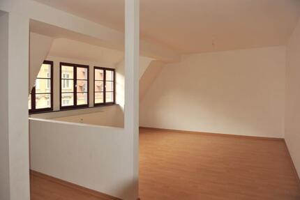 Gemütliche City-Dachgeschosswohnung direkt am Hauptmarkt mit EBK und Aufzug! - Zwickau