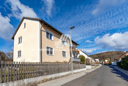 3 Zimmer, Garten, Stellplatz - Dachgeschosswohnung in Amberg-Raigering