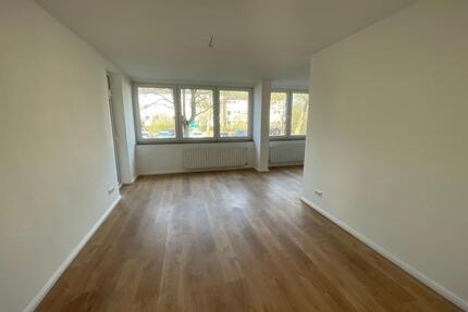 2 Schlafzimmer, großzügiger Wohn- Essbereich, modernes Duschbad und Loggia - Wolfsburg