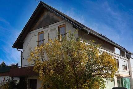 Zweifamilienhaus mit ELW und Gewerbeeinheit in Langenenslingen