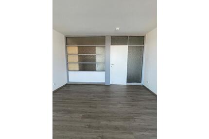 Frisch renovierte 2-Zimmer Wohnung mit Loggia im 3. OG - Celle
