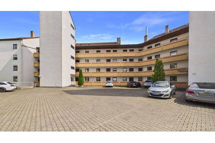 3-Zimmer-Wohnung mit Balkon, Tiefgarage und Entwicklungspotenzial in Stadtbergen