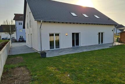 Ein charmantes Einfamilienhaus - 2.400,00&nbsp;EUR Kaltmiete, ca.&nbsp; 226,00&nbsp;m&sup2; in Buseck (PLZ: 35418)