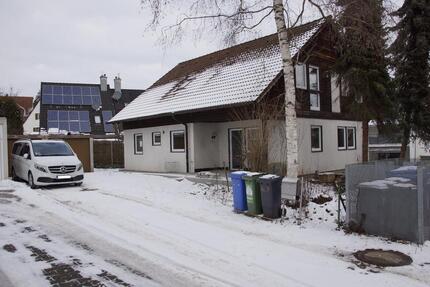 Freistehendes Zweifamilienhaus mit großem Garten, Doppelgarage - Fürth Atzenhof