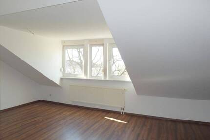 Geräumige Dachgeschosswohnung mit Laminatboden, halboffener Küche und Bad mit Badewanne - Senftenberg