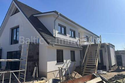 Komplett in 202526 sanierte helle Souterrainwohnung mit 2 Terrassen ! - Neustadt