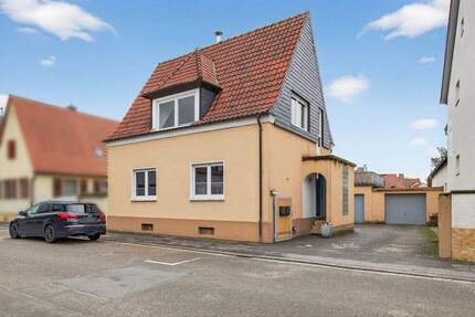 Gepflegtes Zweifamilienhaus mit zwei Garagen und großem Grundstück - Jockgrim