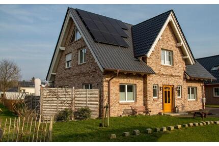 neuwertiges Einfamilienhaus KFW 40+ mit EBK - von Privat - Schenefeld