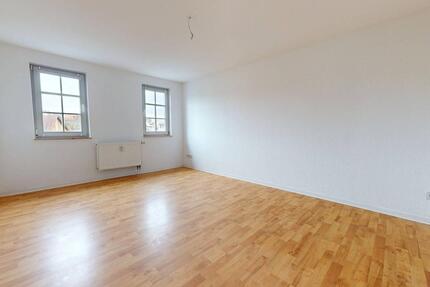 Singles und Paare aufgepasst: 2-Zimmer-Dachgeschosswohnung mit Einbauküche und Wannenbad - Burgstädt