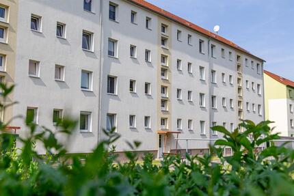 Schöne 3 RW mit Balkon - 370,00&nbsp;EUR Kaltmiete, ca.&nbsp; 59,80&nbsp;m&sup2; in Groitzsch (PLZ: 04539)