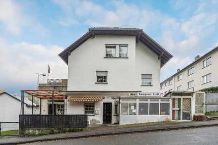 Mehrfamilienhaus mit fünf Wohneinheiten & Imbiss in Arnsberg–Gierskampen