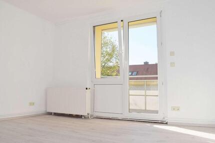 Schicke Hochparterre-Wohnung mit Balkon in begehrter Lage - Köthen (Anhalt)