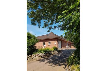 Großer Walmdachbungalow mit Ferienwohnung bei Husum. Ohne Makler