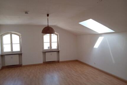 Helle 2-Zimmer-Dachgeschosswohnung mit Blick zur Burg - Burghausen