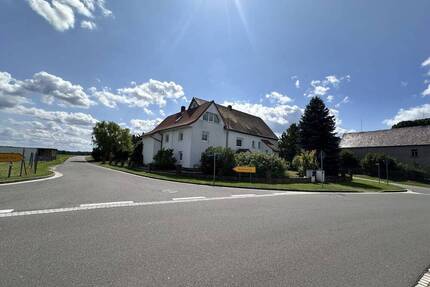 Charmantes Einfamilienhaus mit Einliegerwohnung, großem Grundstück und Nebengebäuden - Otterwisch