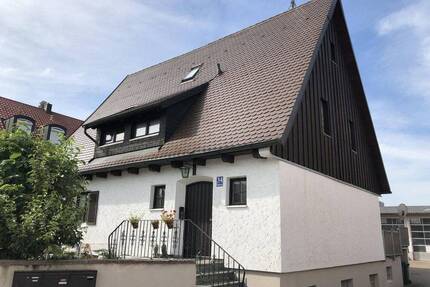 Geräumige und helle Altbauwohnung mit Dachterrasse in bester Karlsfelder Lage
