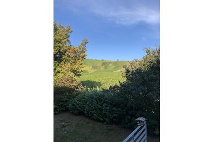 TOP - Großheppach, Maisonette 4,5-Zi.-Whg. evtl. für Home Office mit EBK, Geschmack und Aussicht! - Weinstadt