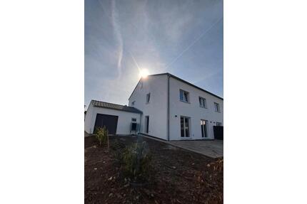 Hochwertige Doppelhaushälfte mit Garage,Terasse und kleinem Garte - Wellheim